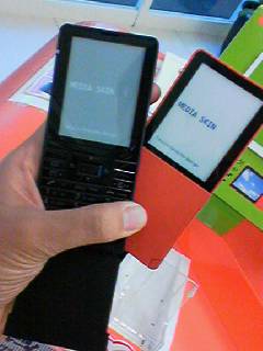写真:MEDIA SKIN モック黒とオレンジ