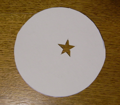 作ったフィルター 穴を空けた厚紙