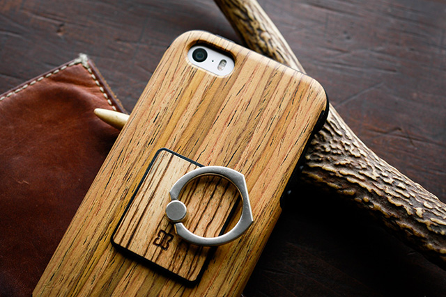 写真：iPhone SE に取り付けた天然木スマホケースとリング
